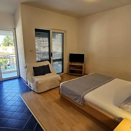 1 Apartment *